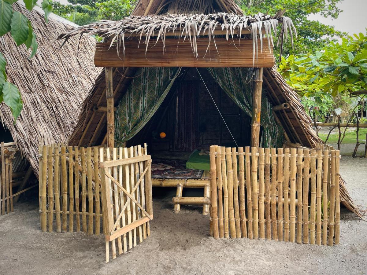 Tribal Huts Community Hostel Daanbantayan Ruang foto