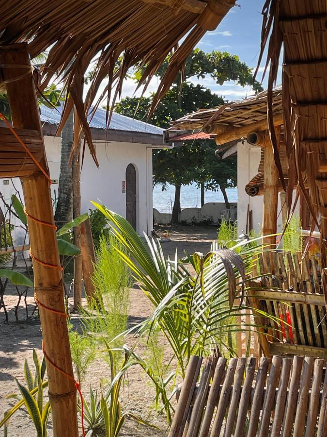 Tribal Huts Community Hostel Daanbantayan Bagian luar foto