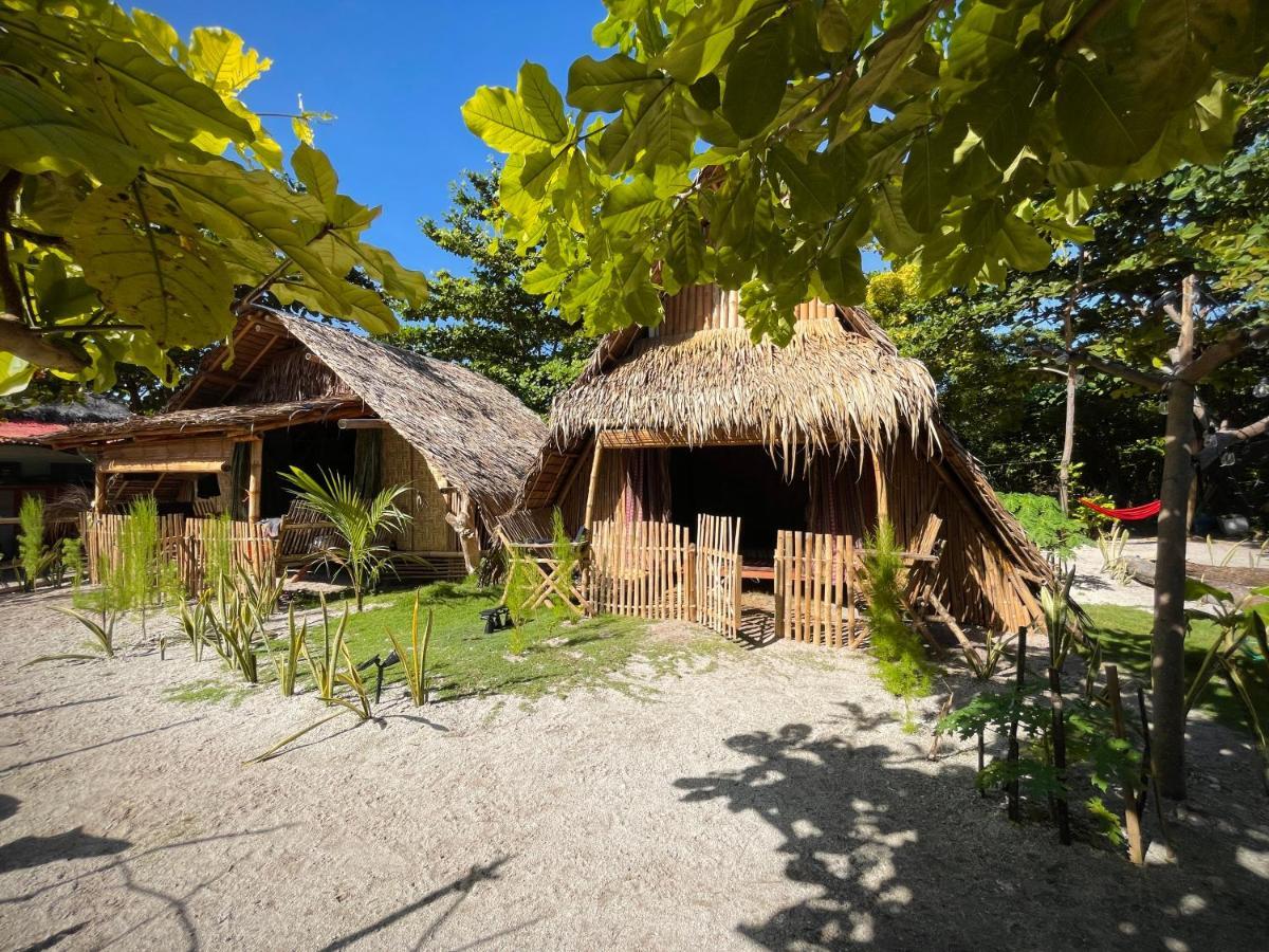 Tribal Huts Community Hostel Daanbantayan Bagian luar foto