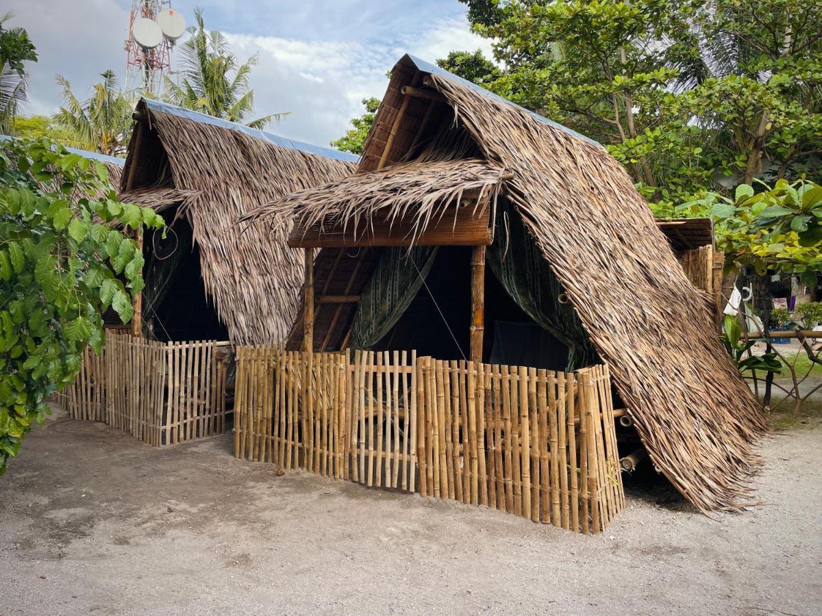 Tribal Huts Community Hostel Daanbantayan Bagian luar foto