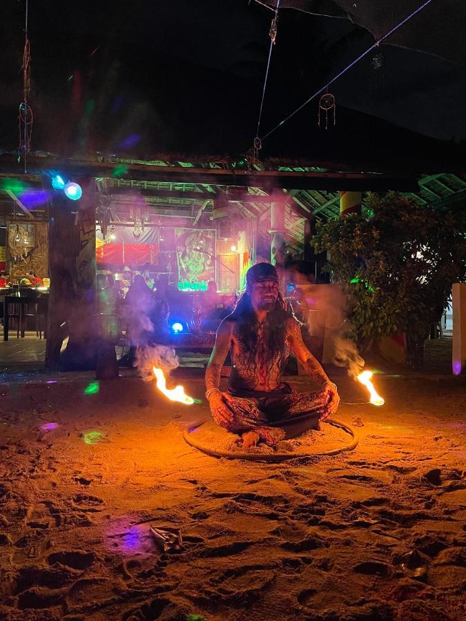 Tribal Huts Community Hostel Daanbantayan Bagian luar foto
