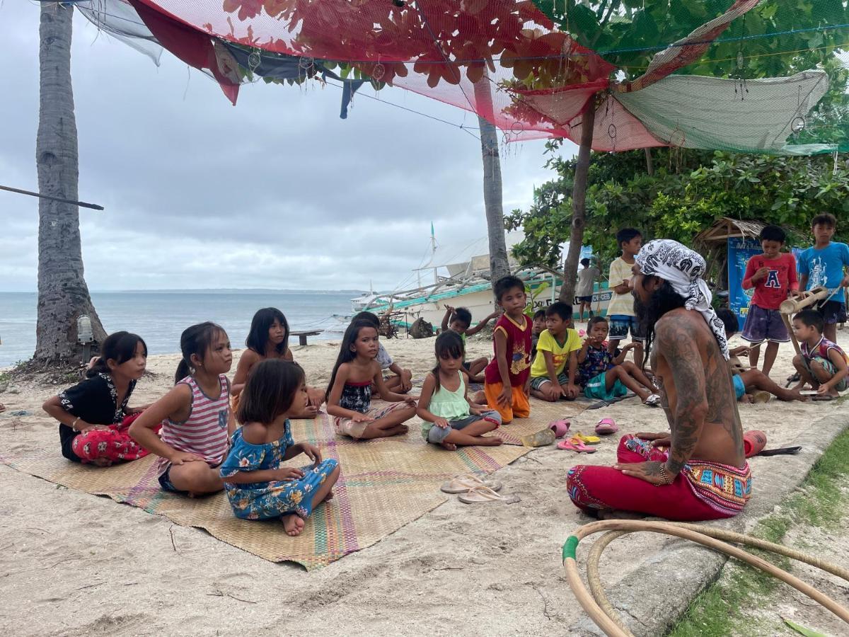 Tribal Huts Community Hostel Daanbantayan Bagian luar foto