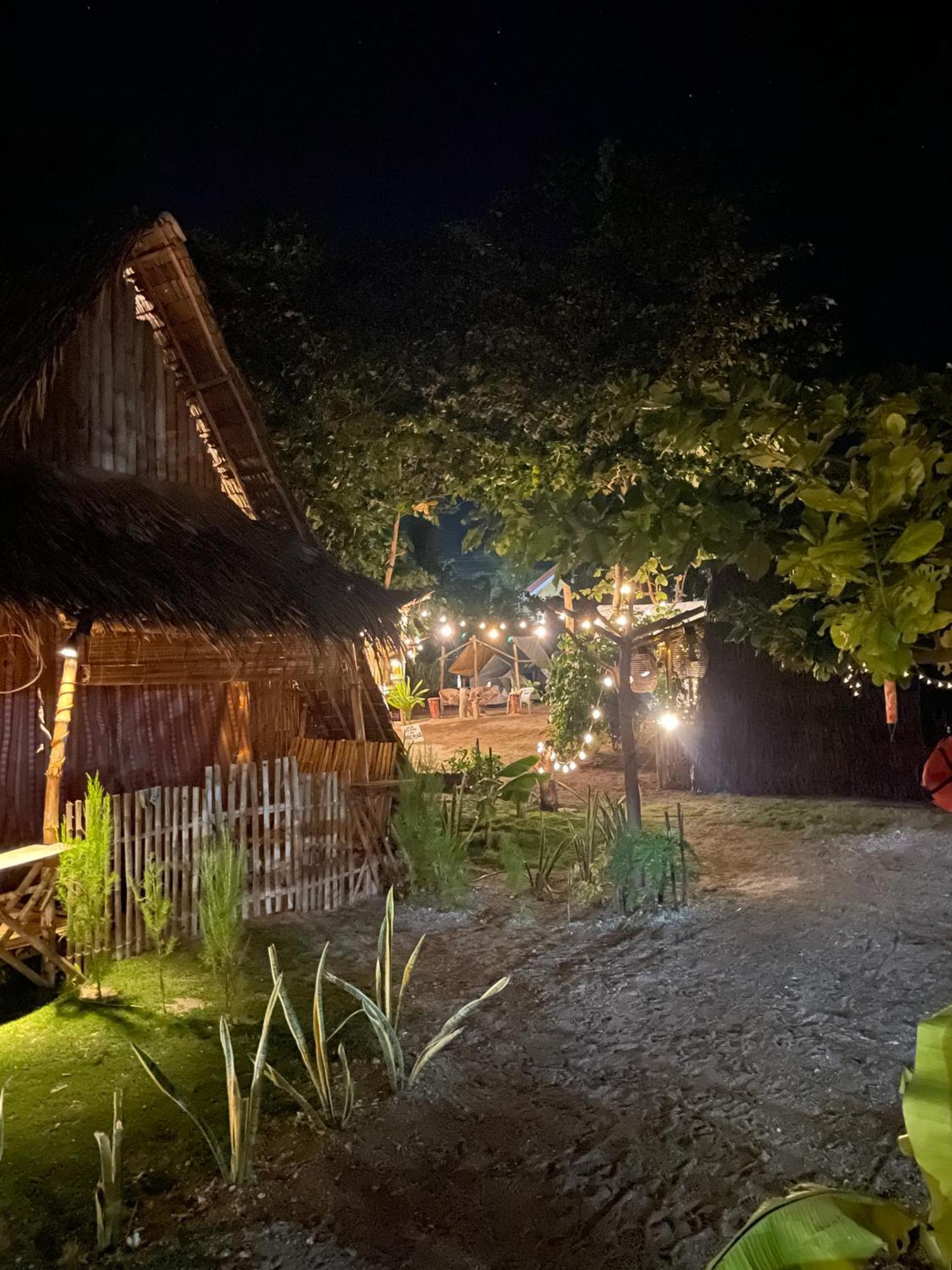 Tribal Huts Community Hostel Daanbantayan Bagian luar foto