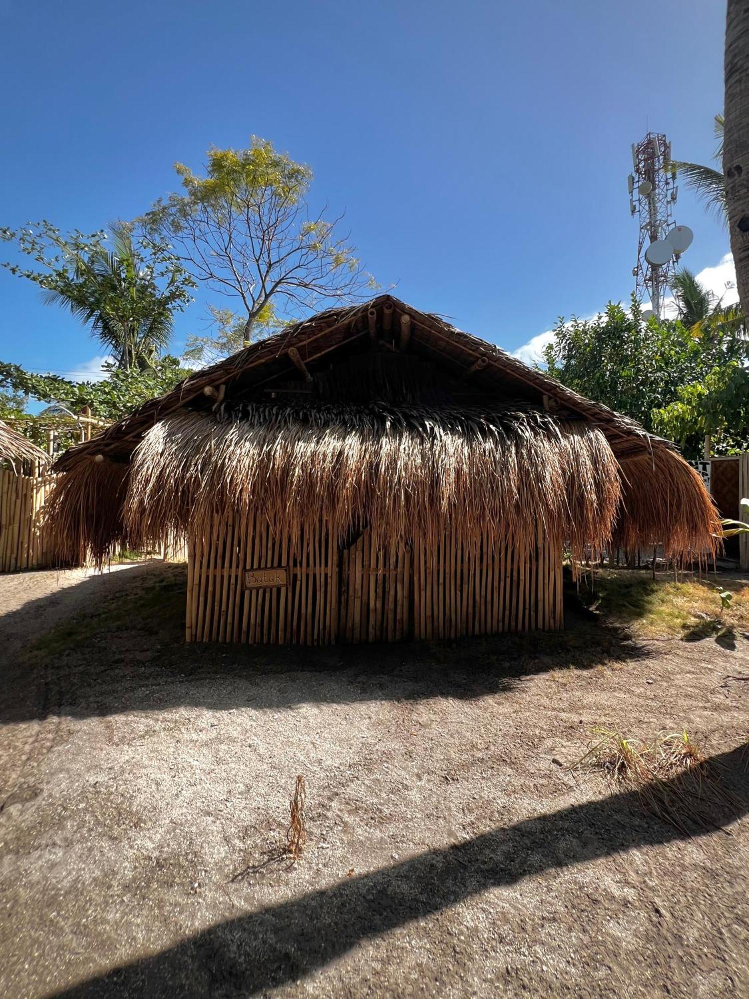 Tribal Huts Community Hostel Daanbantayan Bagian luar foto