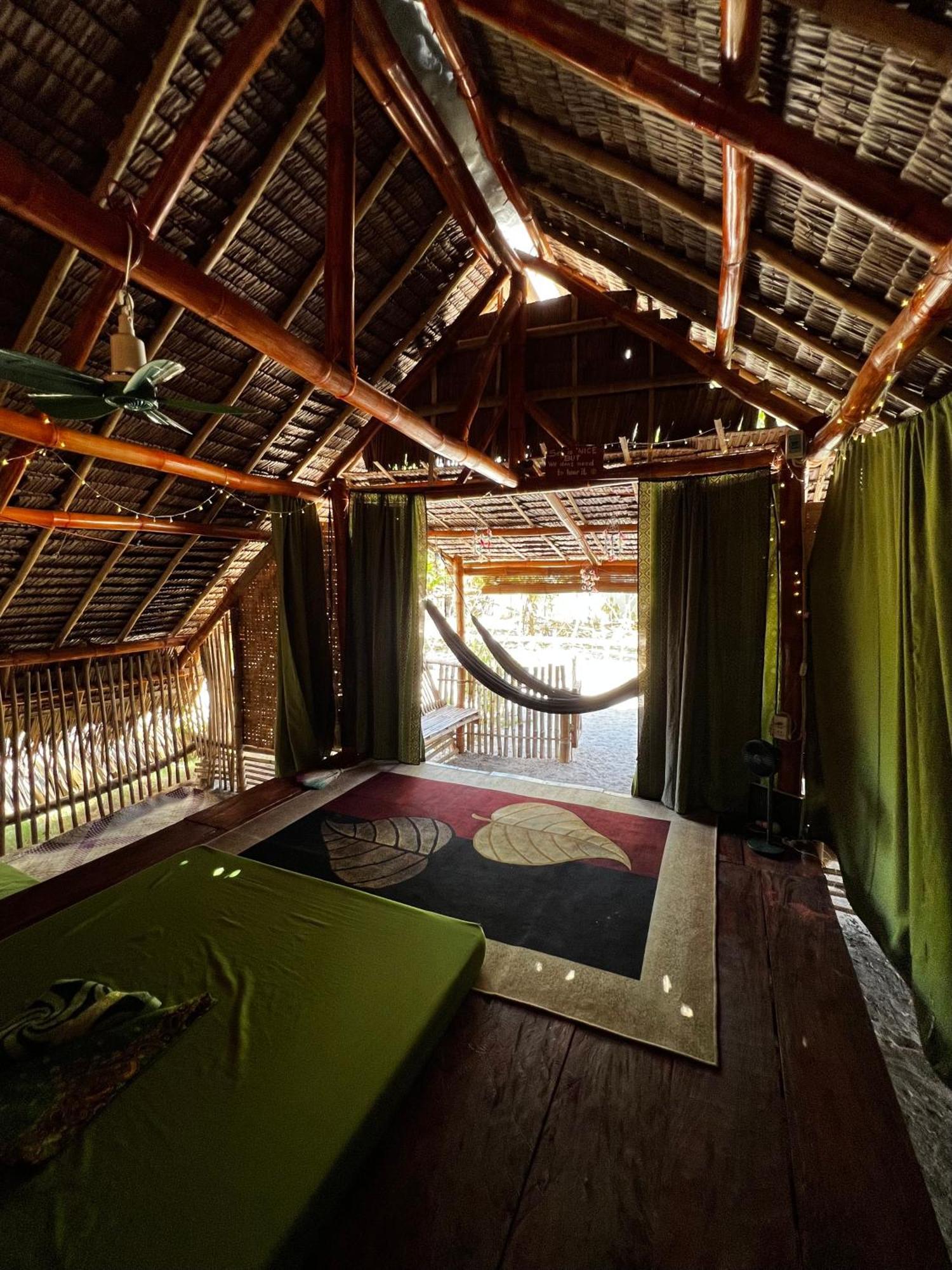 Tribal Huts Community Hostel Daanbantayan Ruang foto