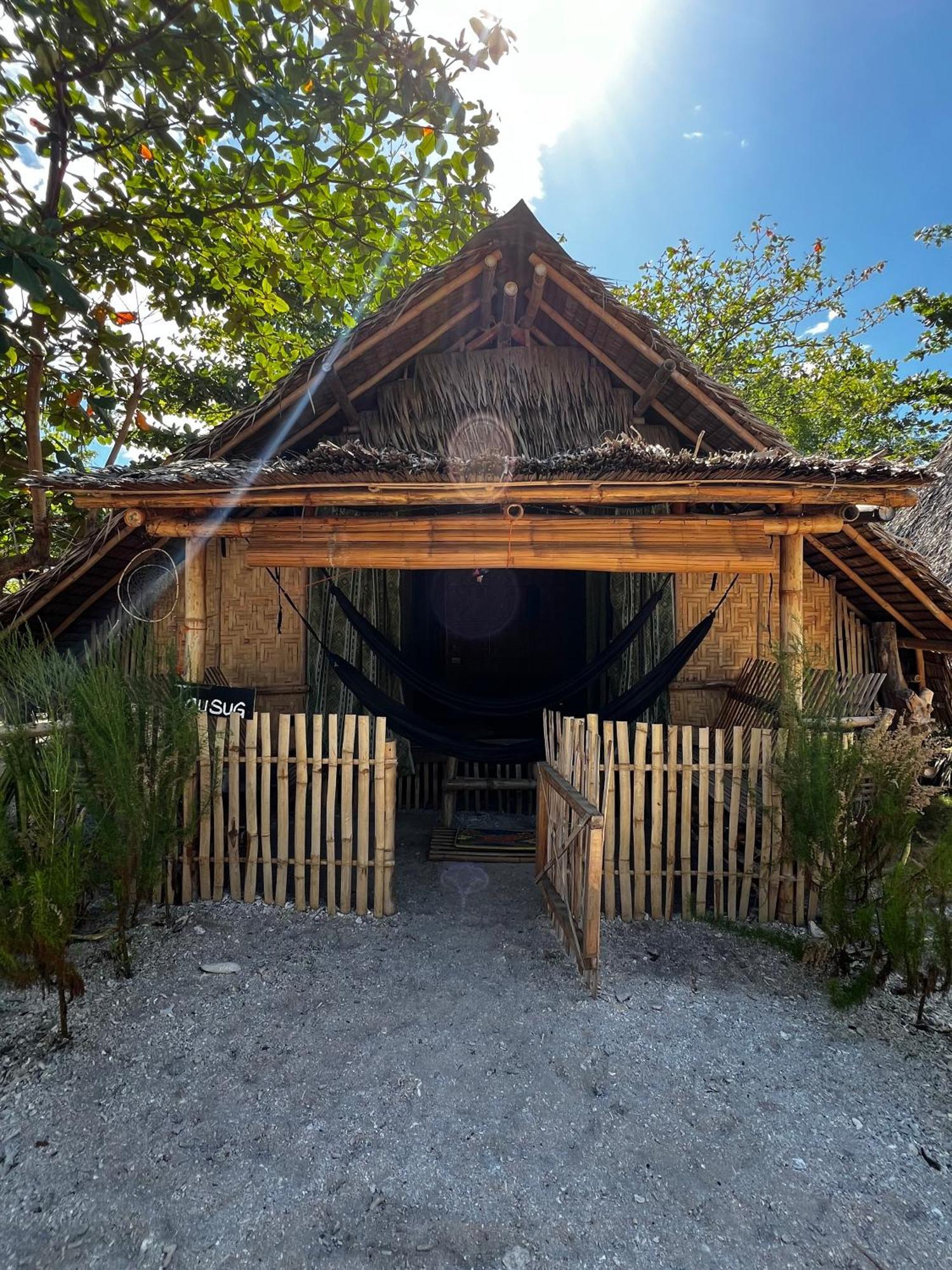 Tribal Huts Community Hostel Daanbantayan Bagian luar foto