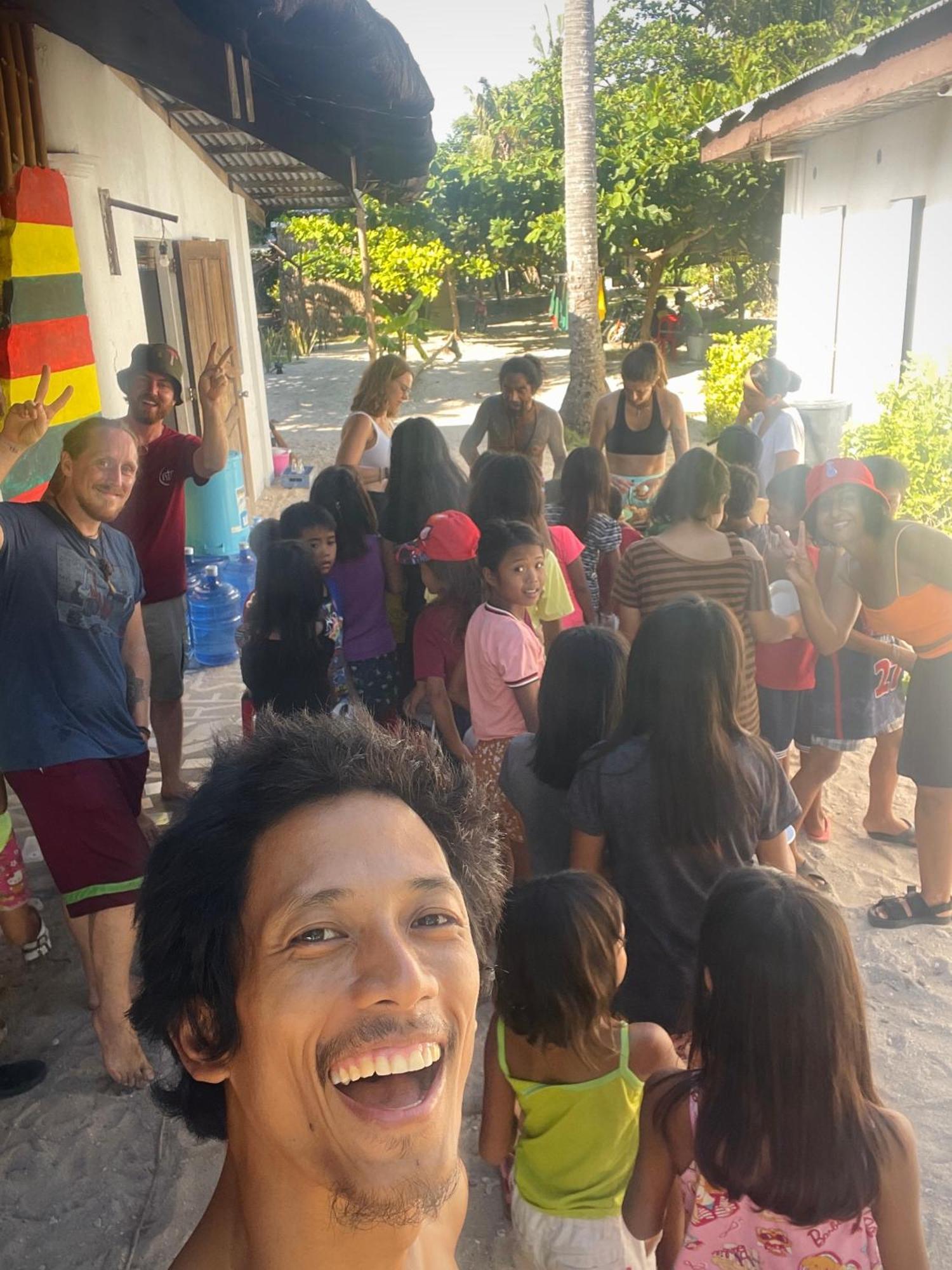 Tribal Huts Community Hostel Daanbantayan Bagian luar foto