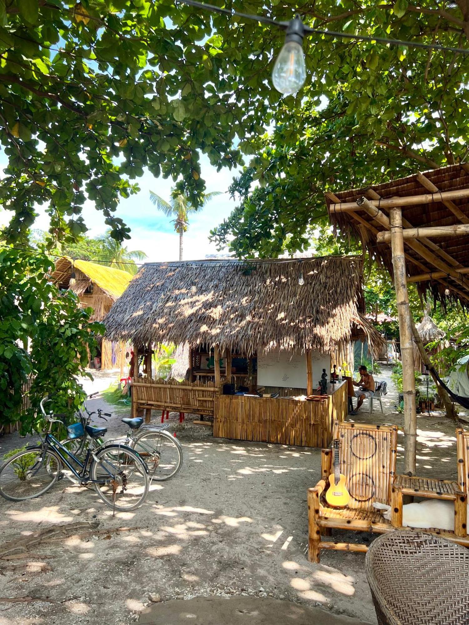 Tribal Huts Community Hostel Daanbantayan Bagian luar foto