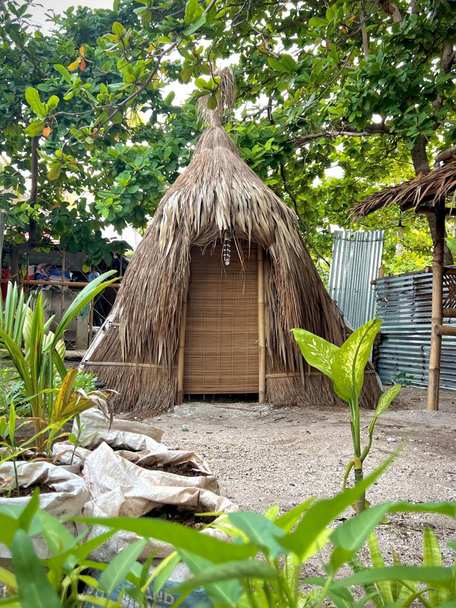 Tribal Huts Community Hostel Daanbantayan Ruang foto