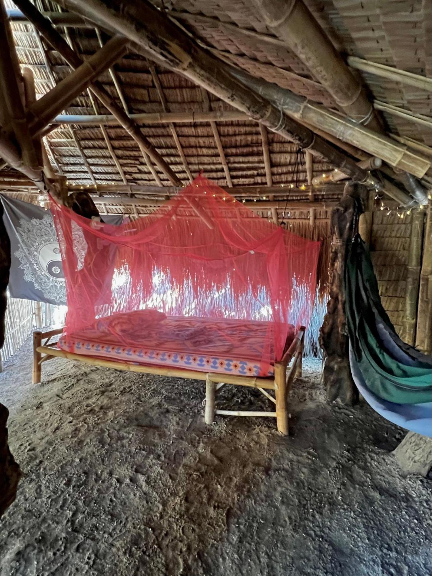 Tribal Huts Community Hostel Daanbantayan Ruang foto