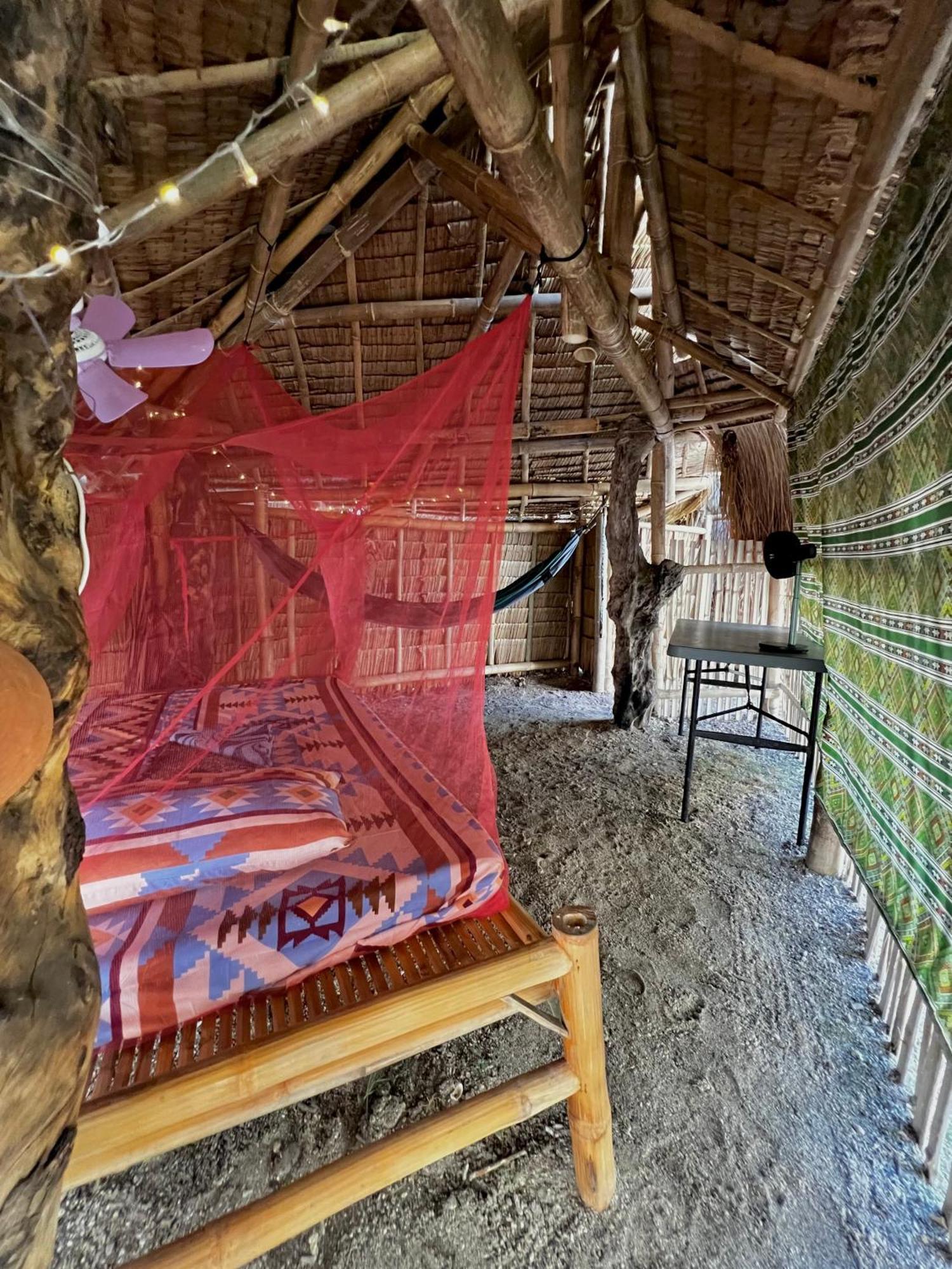 Tribal Huts Community Hostel Daanbantayan Bagian luar foto