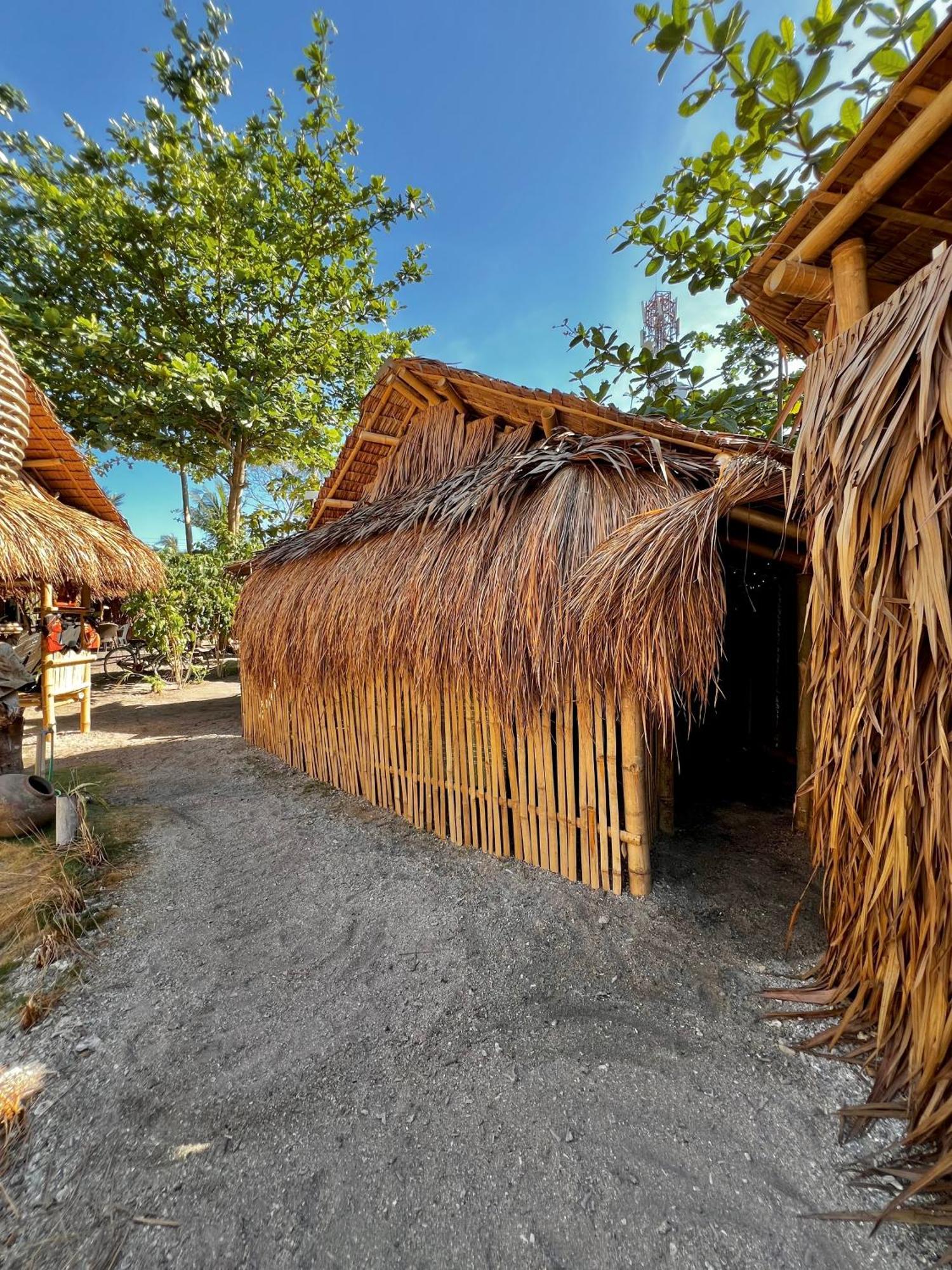 Tribal Huts Community Hostel Daanbantayan Bagian luar foto